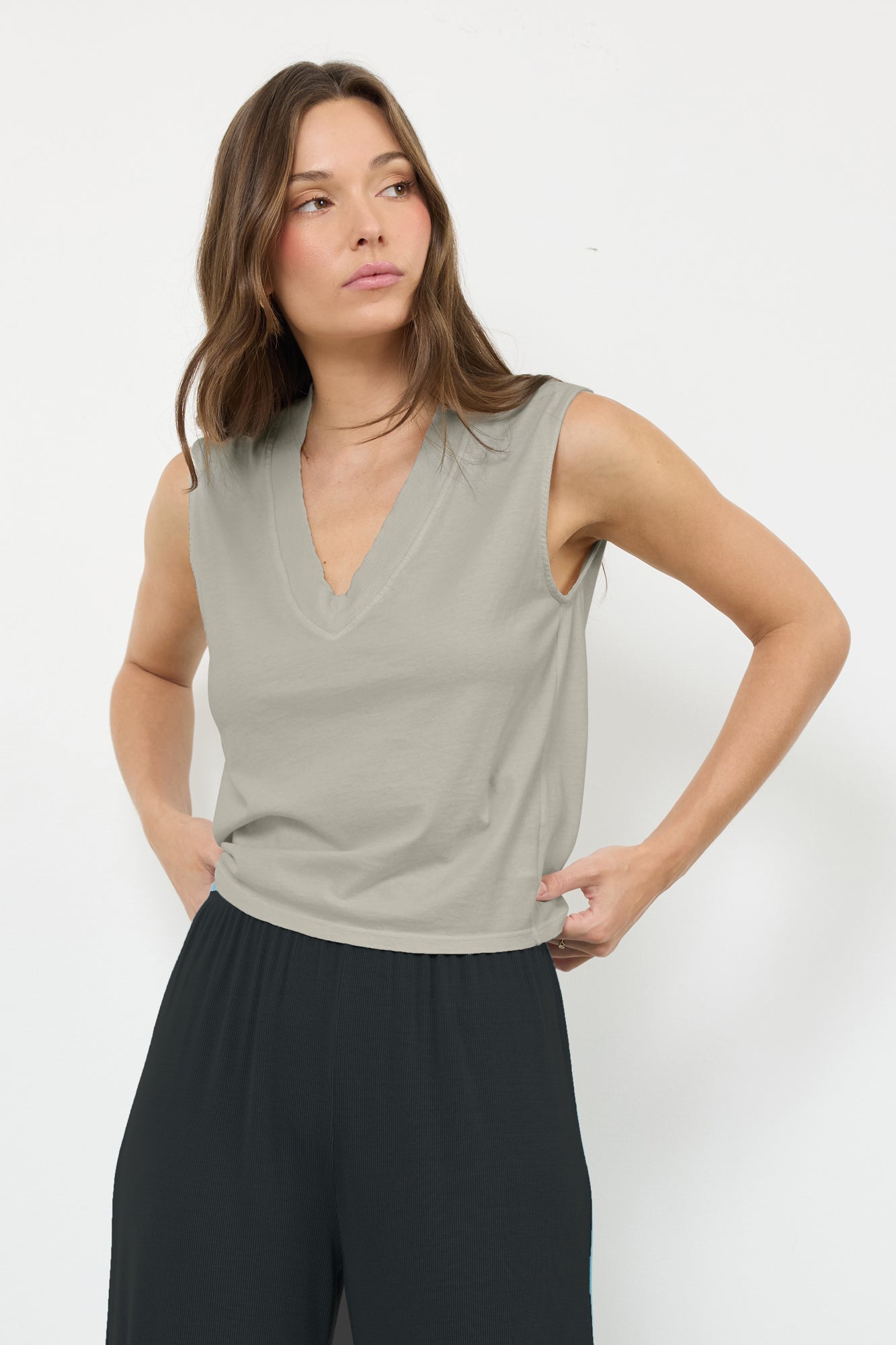STAPLE V NECK TANK