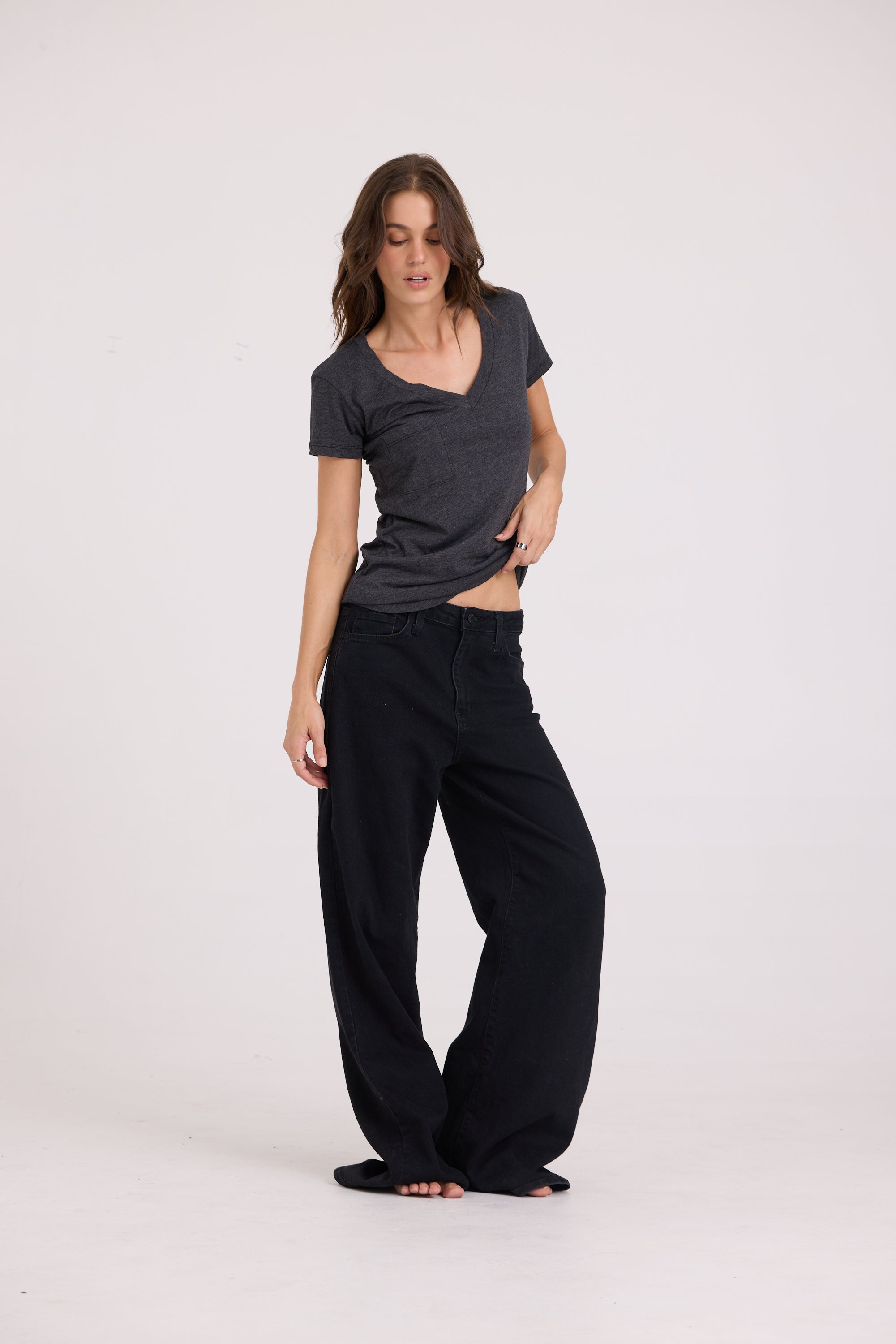 V NECK POCKET TEE