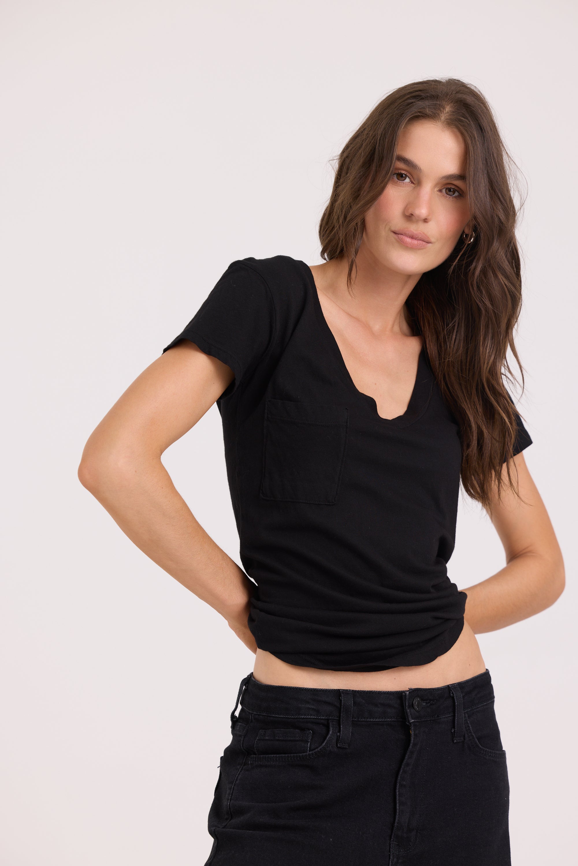 V NECK POCKET TEE