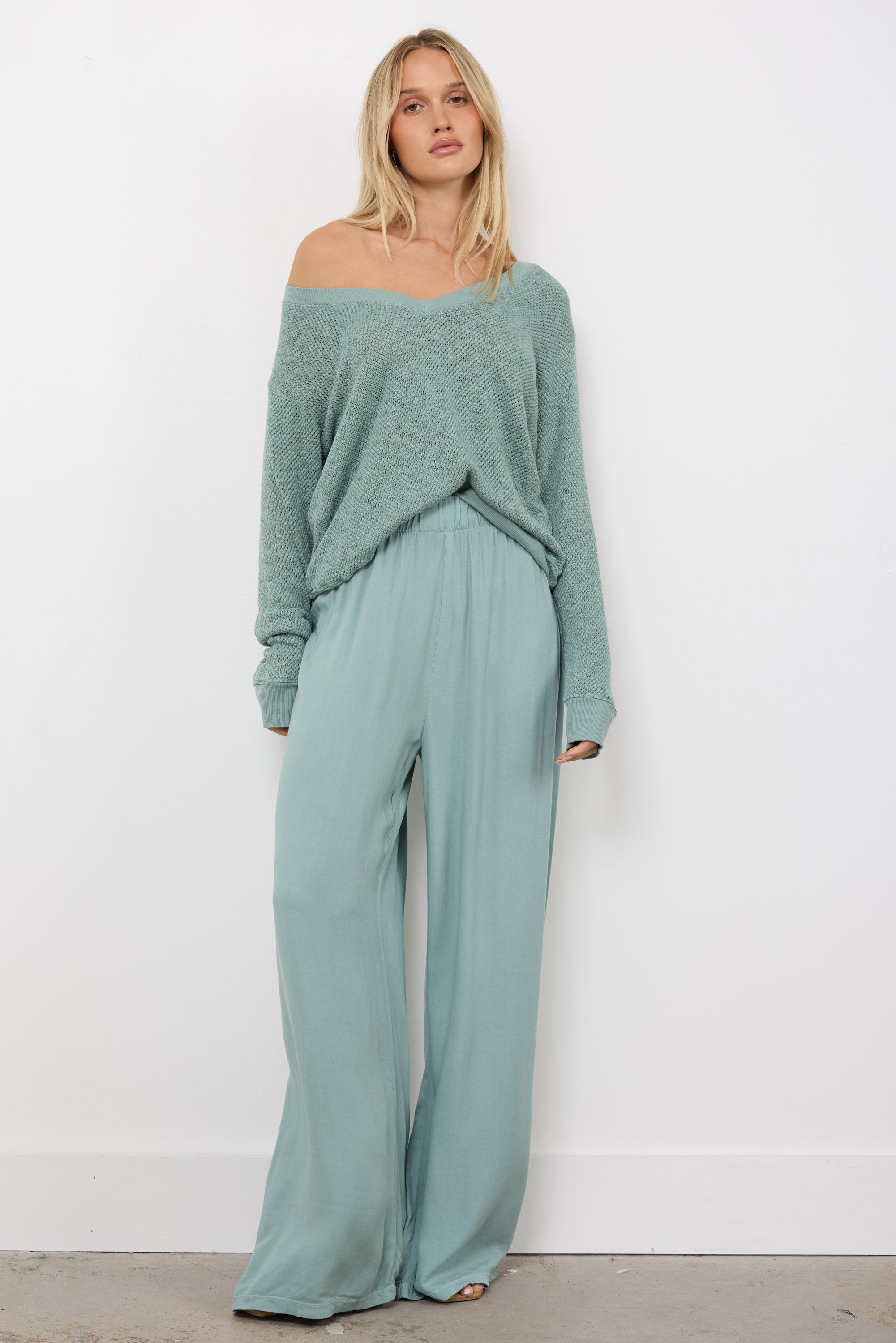 GABRIELLE V NECK PULLOVER