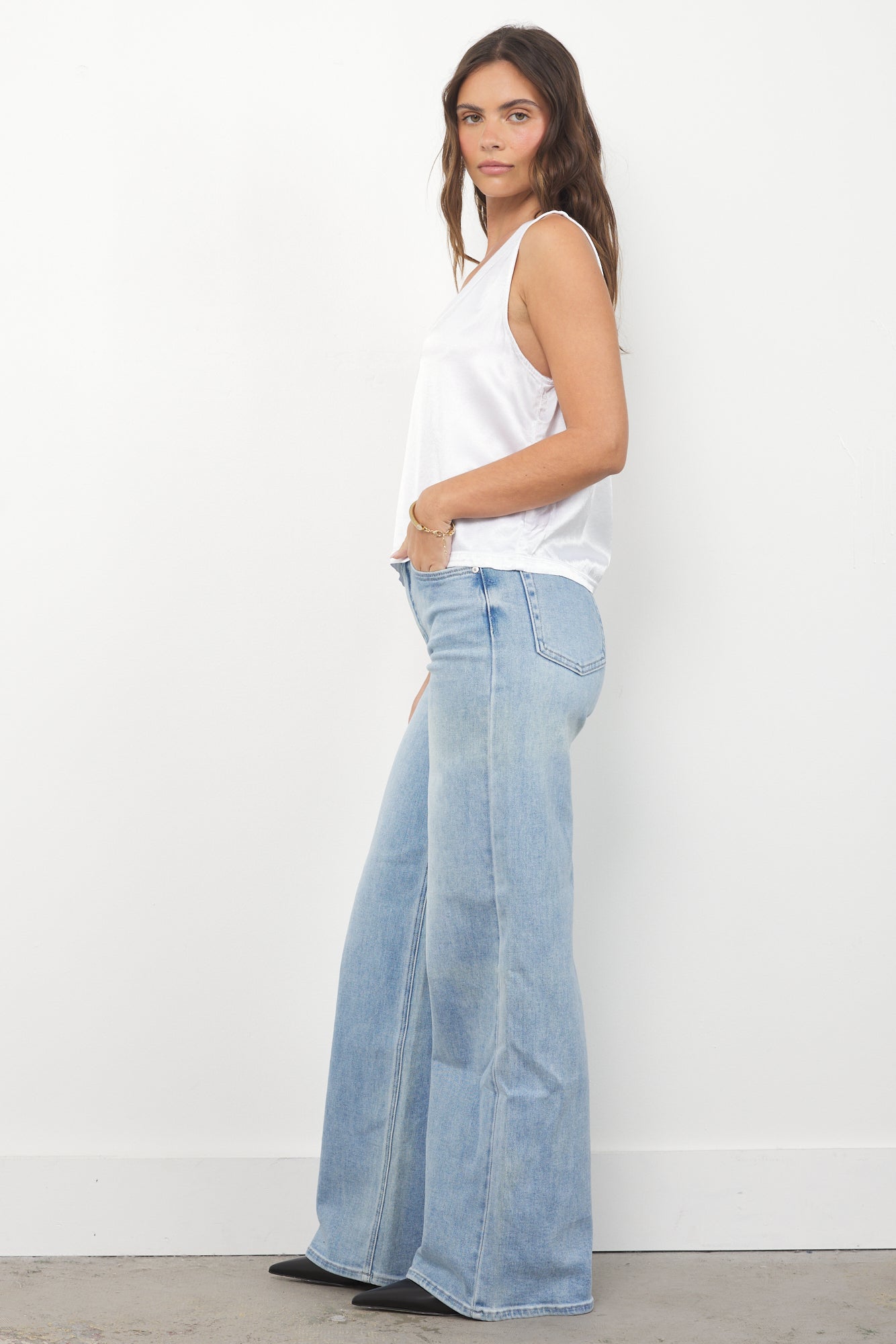 LILA SATIN V NECK TANK