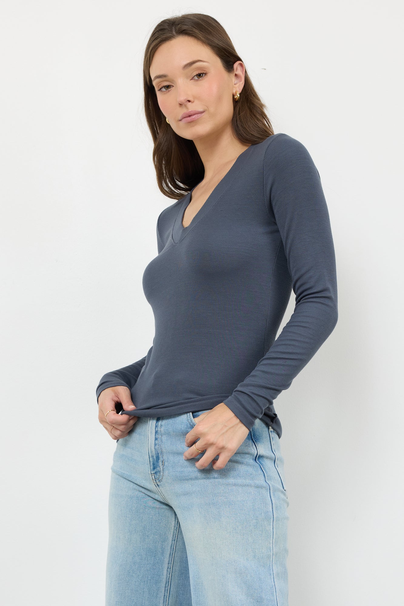 SURINA DEEP V NECK LONG SLEEVE TEE