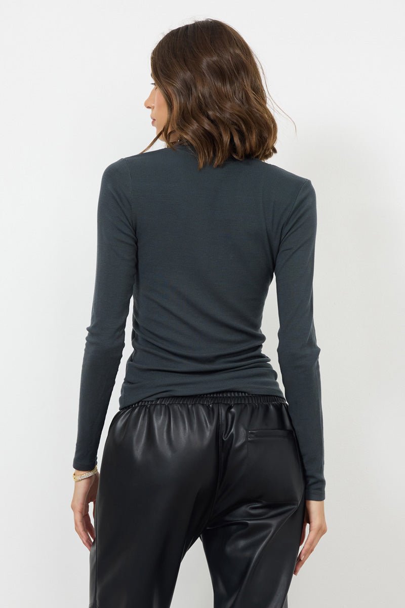 SURINA DEEP V NECK LONG SLEEVE TEE