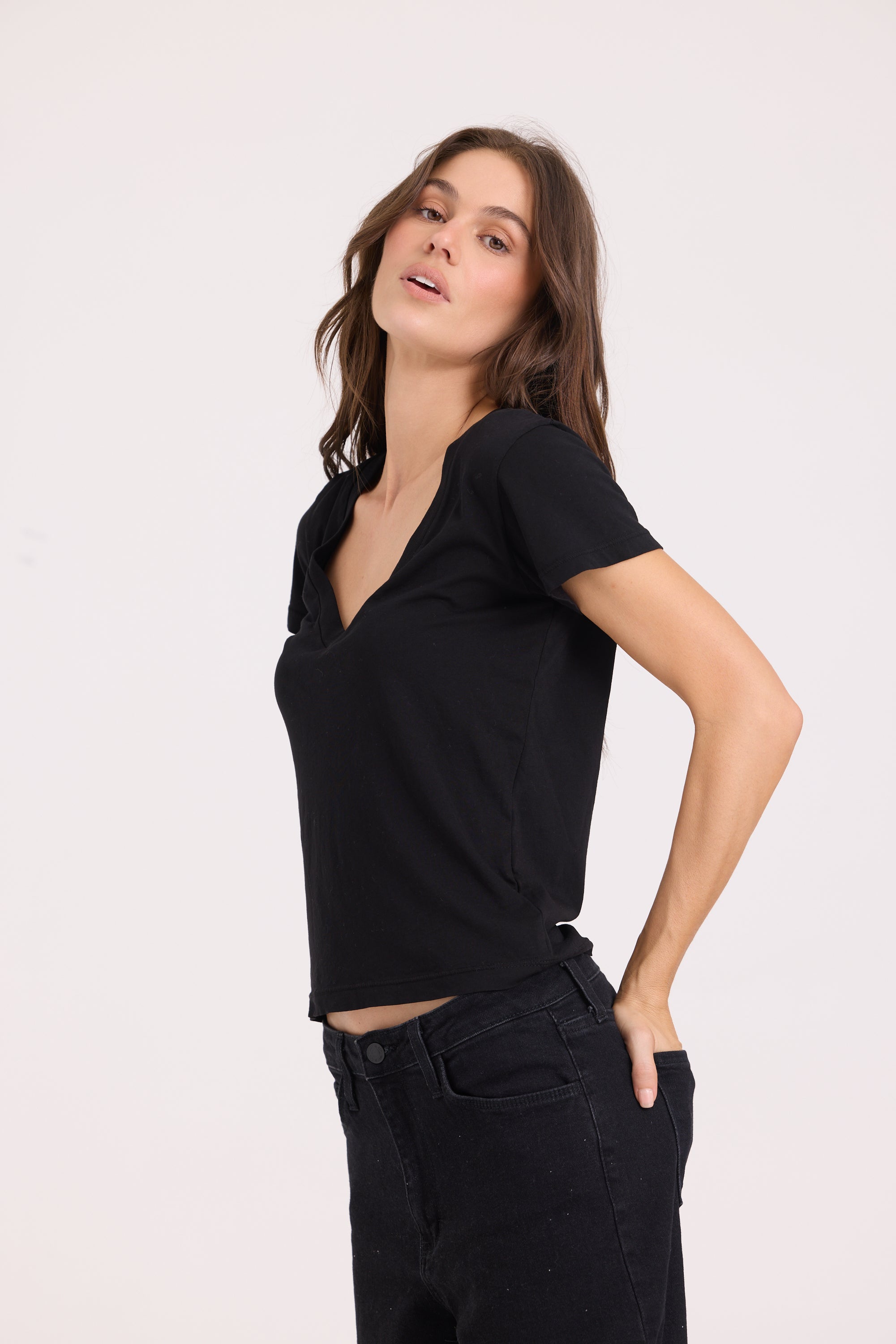 ARLO V NECK SHORT SLEEVE TEE