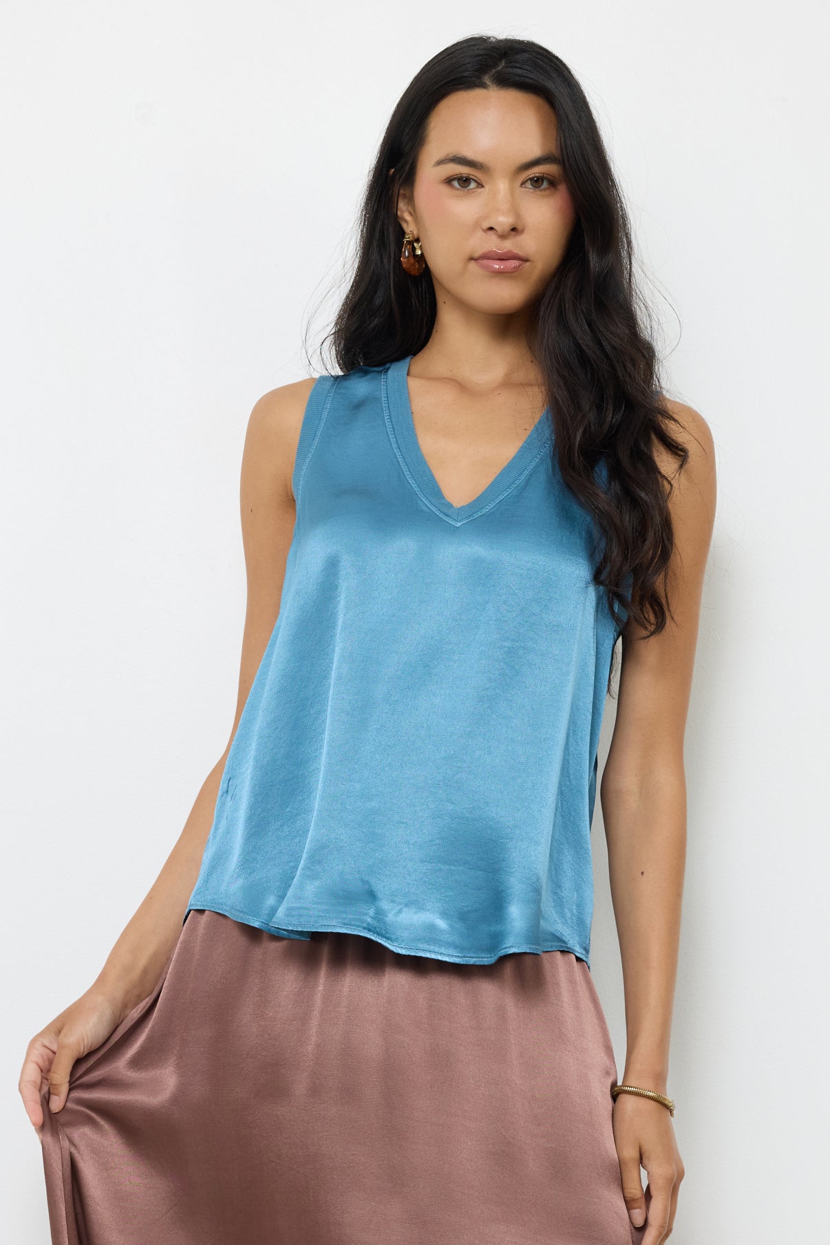 LILA SATIN V NECK TANK