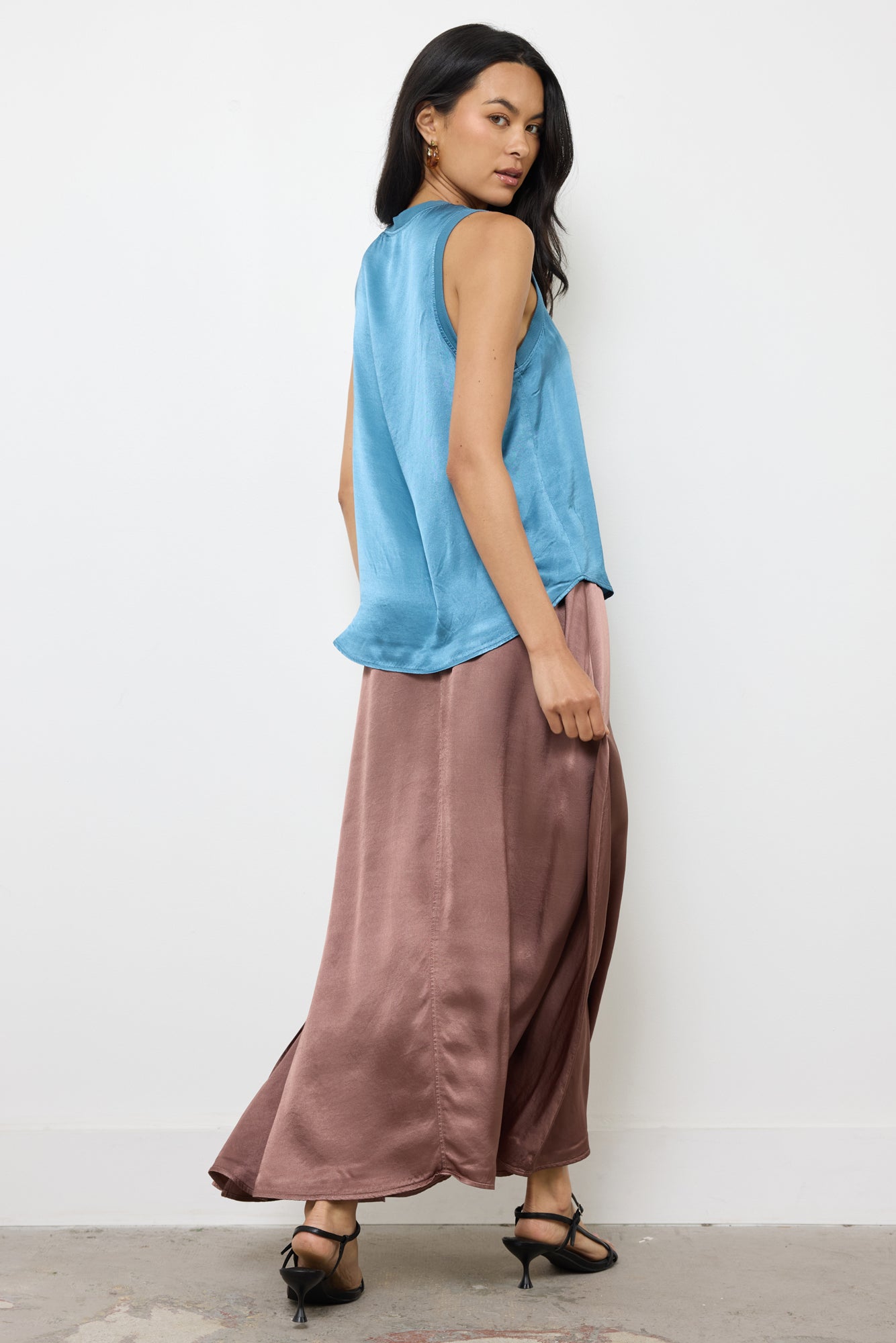 LILA SATIN V NECK TANK