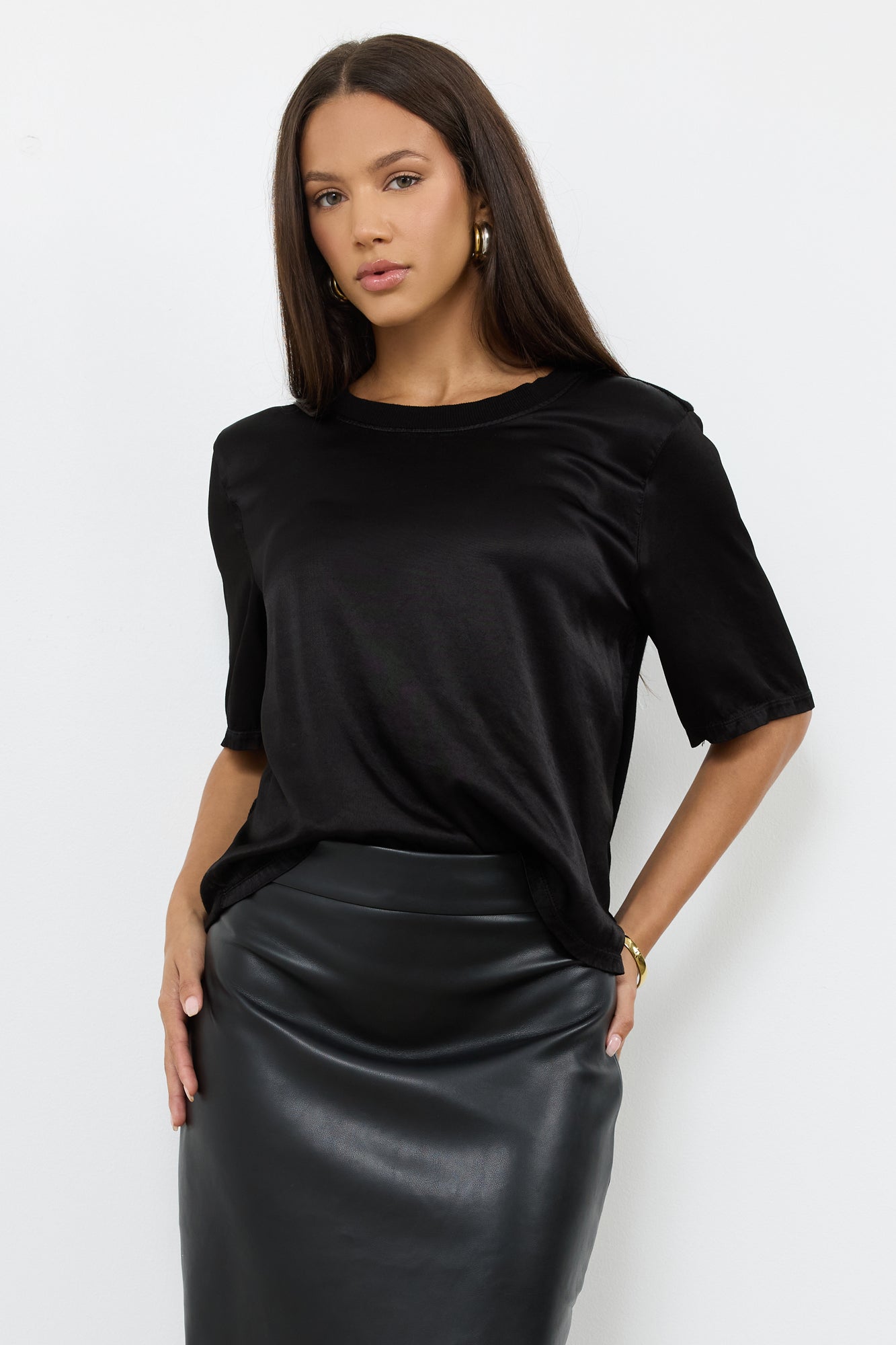 NIGHTS IN THE CITY RIB BACK SILKY TEE